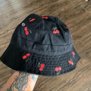 Dollskill cherry bucket hat O/S